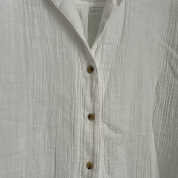 Old Navy Crinkle Gauze Button Down Shirt - Picture 3 of 10